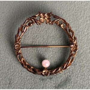 Antique Victorian Wreath Brooch‎ Pin Pearl Accent Ornate Gold Tone Floral P095